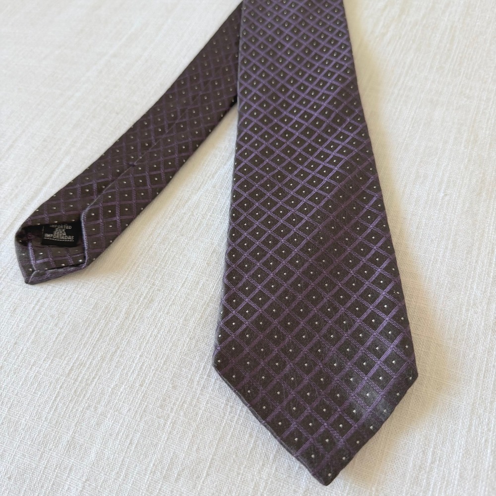 Calvin Klein Mens 100% Silk Necktie Purple Diamond Geometric Pattern 3.25"